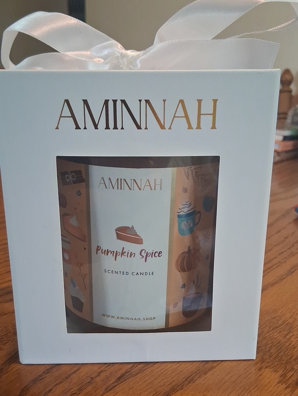 AMINNAH Pumpkin Spice Scented Candle - White & Orange